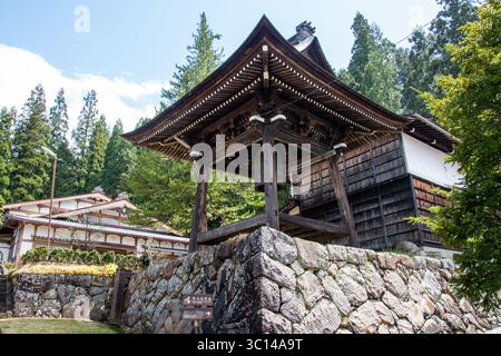 Takayama Giappone templi sakura ciliegi parchi gente fiori statue tradizione architettura cartelli case in legno santuario Foto Stock