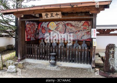 Takayama Giappone templi sakura ciliegi parchi gente fiori statue tradizione architettura cartelli case in legno santuario Foto Stock