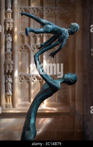 «A Proud Father», una scultura di Ginny Coates in mostra nella chiesa di St John the Baptist a Burford, Oxfordshire, Inghilterra, Regno Unito, nel maggio 2024 Foto Stock