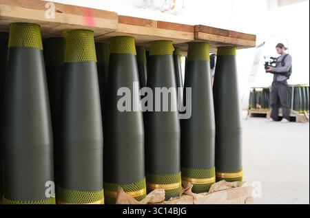 22 luglio 2025, bassa Sassonia, Unterlüß: I proiettili di artiglieria di calibro 155 mm sono allineati nel nuovo GIRO DI fabbrica di munizioni della compagnia di armamenti Rheinmetall. Il ministro dell'economia della bassa Sassonia Tonne visitò la compagnia di armamenti Rheinmetall come parte del suo tour estivo. Foto: Marcus Brandt/dpa Foto Stock