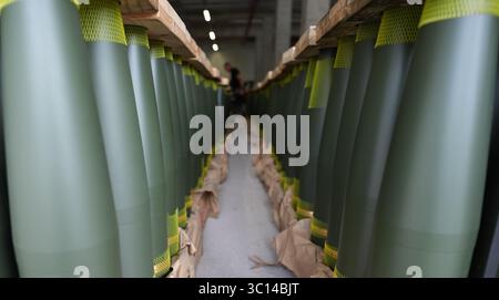 22 luglio 2025, bassa Sassonia, Unterlüß: I proiettili di artiglieria di calibro 155 mm sono allineati nel nuovo GIRO DI fabbrica di munizioni della compagnia di armamenti Rheinmetall. Il ministro dell'economia della bassa Sassonia Tonne visitò la compagnia di armamenti Rheinmetall come parte del suo tour estivo. Foto: Marcus Brandt/dpa Foto Stock