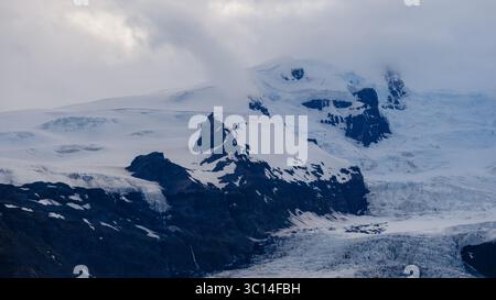 Viste mozzafiato dei ghiacciai delle ghiacciai e delle montagne vulcaniche. I forti contrasti di rocce bianche ghiacciate e scure creano un paesaggio mozzafiato. Foto Stock