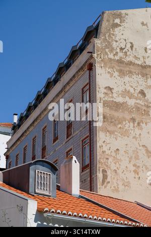 Tetto piastrellato di rosso e facciata dell'edificio piastrellato di ceramica a Lisbona, Portogallo Foto Stock