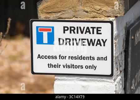 Un cartello segnaletico riservato ai residenti sul vialetto di accesso privato Foto Stock