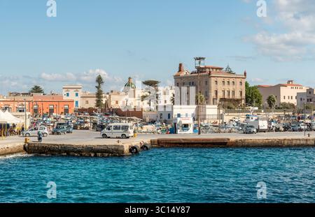 Favignana, Trapani, Italia - 22 settembre 2016: Porto di Favignana con Palazzo Florio sullo sfondo, Isole Egadi, Sicilia Foto Stock