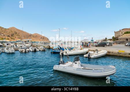 Favignana, Trapani, Italia - 22 settembre 2016: Porto di Favignana con barche, Isole Egadi, Sicil Foto Stock