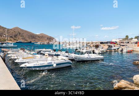 Favignana, Trapani, Italia - 22 settembre 2016: Porto di Favignana con barche, Isole Egadi, Sicil Foto Stock