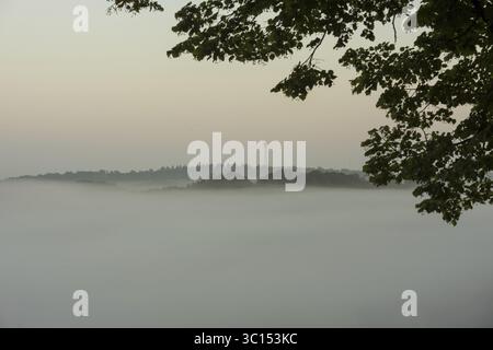 Inversione delle condizioni meteorologiche nei pressi del lago tedesco Edersee in autunno Foto Stock