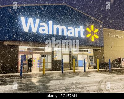 La neve cade in un negozio Walmart nel West Lebanon, New Hampshire, Stati Uniti. Foto Stock