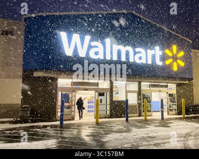 La neve cade in un negozio Walmart nel West Lebanon, New Hampshire, Stati Uniti. Foto Stock