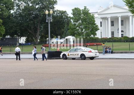 16 settembre 2013 - Washington, Distretto di Columbia, Stati Uniti - 16/9/13- la Casa Bianca - Washington DC. Il presidente Barack Obama risponde alle sparatorie al Navy Yard a Washington DC questa mattina. Al di fuori della Casa Bianca la presenza di sicurezza è stata eletta. (Immagine di credito: Christy Bowe/ZUMA Wire) Foto Stock