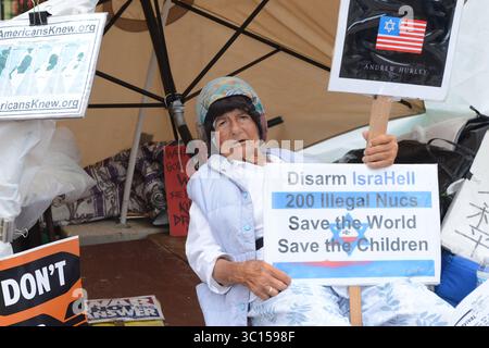16 settembre 2013 - Washington, Distretto di Columbia, Stati Uniti - 16/9/13- la Casa Bianca - Washington DC.Concepci - n Picciotto nato nel 1945, noto anche come Conchita o Connie, ha vissuto a Lafayette Square, Washington, D.C., nel blocco 1600 di Pennsylvania Avenue, in un campo di pace di fronte alla Casa Bianca, dal 1 agosto 1981, per protestare contro le armi nucleari. La sua tenda è stata portata via la scorsa settimana per un breve periodo, ma ora è tornata al suo posto originale con l'aiuto della deputata Elenore Holmes Norton. (Immagine di credito: Christy Bowe/ZUMA Wire) Foto Stock