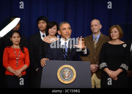 16 settembre 2013 - Washington, Distretto di Columbia, Stati Uniti - 16/9/13- la Casa Bianca - Washington DC. Il presidente Barack Obama risponde alle sparatorie al Navy Yard a Washington DC questa mattina. Il Presidente ha anche parlato in occasione del quinquennale della crisi finanziaria, discutendo dei progressi compiuti per far crescere l'economia. Era circondato da coloro che avevano beneficiato di vari programmi. (Immagine di credito: Christy Bowe/ZUMA Wire) Foto Stock