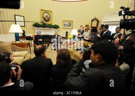 27 settembre 2013 - Washington, Distretto di Columbia, Stati Uniti - 9/27/13 la Casa Bianca- Washington DC...il presidente Barack Obama dà il benvenuto al primo ministro indiano Manmohan Singh all'Ufficio ovale per discutere le questioni mondiali. (Immagine di credito: Christy Bowe/ZUMA Wire) Foto Stock
