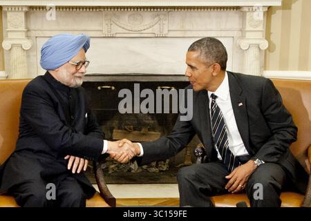 27 settembre 2013 - Washington, Distretto di Columbia, Stati Uniti - 9/27/13 la Casa Bianca- Washington DC...il presidente Barack Obama dà il benvenuto al primo ministro indiano Manmohan Singh all'Ufficio ovale per discutere le questioni mondiali. (Immagine di credito: Christy Bowe/ZUMA Wire) Foto Stock