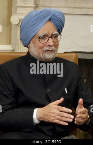27 settembre 2013 - Washington, Distretto di Columbia, Stati Uniti - 9/27/13 la Casa Bianca- Washington DC...il presidente Barack Obama dà il benvenuto al primo ministro indiano Manmohan Singh all'Ufficio ovale per discutere le questioni mondiali. (Immagine di credito: Christy Bowe/ZUMA Wire) Foto Stock