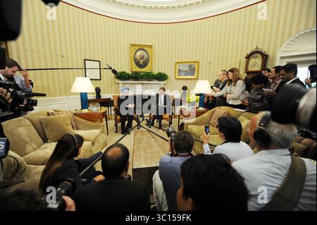 27 settembre 2013 - Washington, Distretto di Columbia, Stati Uniti - 9/27/13 la Casa Bianca- Washington DC...il presidente Barack Obama dà il benvenuto al primo ministro indiano Manmohan Singh all'Ufficio ovale per discutere le questioni mondiali. (Immagine di credito: Christy Bowe/ZUMA Wire) Foto Stock