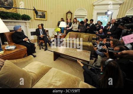 27 settembre 2013 - Washington, Distretto di Columbia, Stati Uniti - 9/27/13 la Casa Bianca- Washington DC...il presidente Barack Obama dà il benvenuto al primo ministro indiano Manmohan Singh all'Ufficio ovale per discutere le questioni mondiali. (Immagine di credito: Christy Bowe/ZUMA Wire) Foto Stock