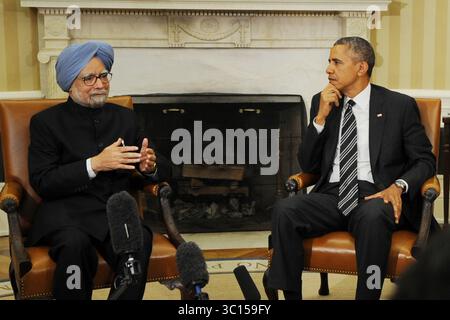 27 settembre 2013 - Washington, Distretto di Columbia, Stati Uniti - 9/27/13 la Casa Bianca- Washington DC...il presidente Barack Obama dà il benvenuto al primo ministro indiano Manmohan Singh all'Ufficio ovale per discutere le questioni mondiali. (Immagine di credito: Christy Bowe/ZUMA Wire) Foto Stock