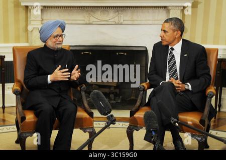 27 settembre 2013 - Washington, Distretto di Columbia, Stati Uniti - 9/27/13 la Casa Bianca- Washington DC...il presidente Barack Obama dà il benvenuto al primo ministro indiano Manmohan Singh all'Ufficio ovale per discutere le questioni mondiali. (Immagine di credito: Christy Bowe/ZUMA Wire) Foto Stock