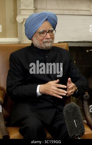 27 settembre 2013 - Washington, Distretto di Columbia, Stati Uniti - 9/27/13 la Casa Bianca- Washington DC...il presidente Barack Obama dà il benvenuto al primo ministro indiano Manmohan Singh all'Ufficio ovale per discutere le questioni mondiali. (Immagine di credito: Christy Bowe/ZUMA Wire) Foto Stock