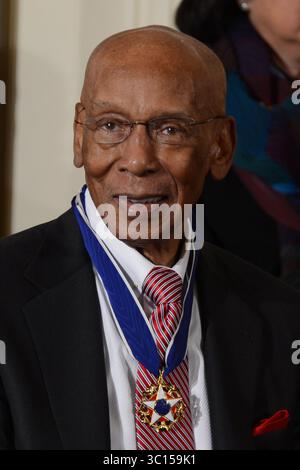 20 novembre 2013 - Washington, District of Columbia, Stati Uniti - 11/20/13 la Casa Bianca- Washington DC...il presidente Barack Obama assegna la Medaglia presidenziale della libertà alla leggenda del baseball Ernie Banks. (Immagine di credito: Christy Bowe/ZUMA Wire) Foto Stock