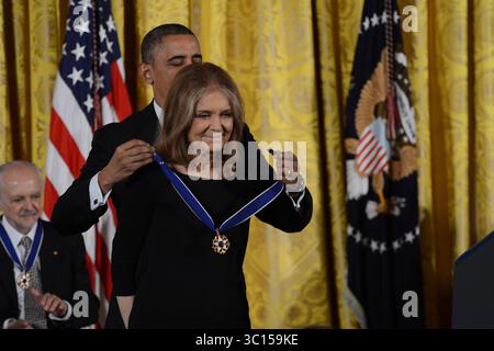 20 novembre 2013 - Washington, Distretto di Columbia, Stati Uniti - 11/20/13 la Casa Bianca- Washington DC...il presidente Barack Obama assegna la Medaglia presidenziale della libertà alla femminista Gloria Steinem. (Immagine di credito: Christy Bowe/ZUMA Wire) Foto Stock