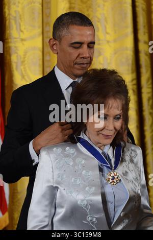 20 novembre 2013 - Washington, Distretto di Columbia, Stati Uniti - 11/20/13 la Casa Bianca- Washington DC...il presidente Barack Obama assegna la Medaglia presidenziale della libertà alla cantante country Loretta Lynn. (Immagine di credito: Christy Bowe/ZUMA Wire) Foto Stock