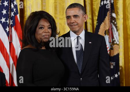 20 novembre 2013 - Washington, Distretto di Columbia, Stati Uniti - 11/20/13 la Casa Bianca- Washington DC...il presidente Barack Obama assegna la Medaglia presidenziale della libertà a Oprah Winfrey. (Immagine di credito: Christy Bowe/ZUMA Wire) Foto Stock