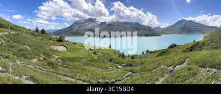 Vista panoramica del Jardin Alpin in primo piano, del lago del Mont Cenis alle spalle, del massiccio del Mont Cenis, del massiccio del Mont-Cenis, delle Alpi Graie, di Lanslebour Foto Stock