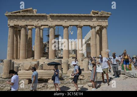 L'Acropoli di Atene è chiusa poiché la peggiore ondata di caldo della stagione colpisce la Grecia i turisti che indossano cappelli e portano ombrelli per proteggersi, visitano l'Acropoli mentre la peggiore ondata di caldo della stagione colpisce Atene. L'Acropoli è chiusa tra le 12:00 e le 17:00 per proteggere i visitatori e i lavoratori dal caldo intenso. Atene Grecia Copyright: XNicolasxKoutsokostasxNicolasxKoutsokostasx DSC 202507220645 Foto Stock