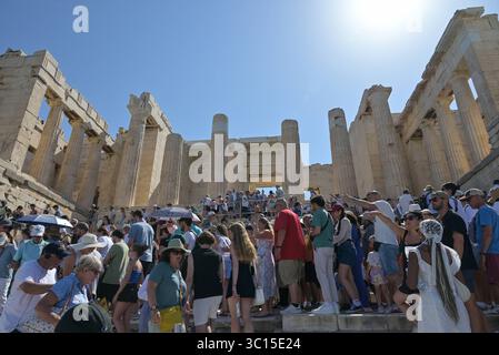 L'Acropoli di Atene è chiusa poiché la peggiore ondata di caldo della stagione colpisce la Grecia i turisti che indossano cappelli e portano ombrelli per proteggersi, visitano l'Acropoli mentre la peggiore ondata di caldo della stagione colpisce Atene. L'Acropoli è chiusa tra le 12:00 e le 17:00 per proteggere i visitatori e i lavoratori dal caldo intenso. Atene Grecia Copyright: XNicolasxKoutsokostasxNicolasxKoutsokostasx DSC 202507220048 Foto Stock