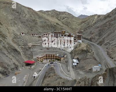 Vista aerea del Monastero di Spituk annidato tra aspre montagne, un tranquillo complesso di edifici bianchi con accenti rossi, Leh, Ladakh, India. Foto Stock