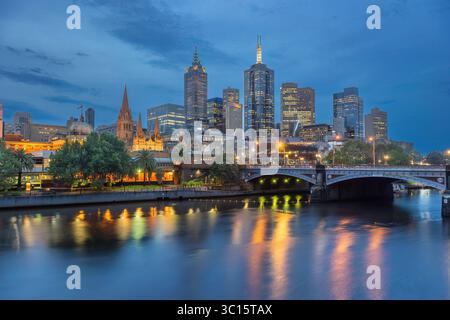 Affacciato sul fiume Yarra fino al CBD di Melbourne Foto Stock