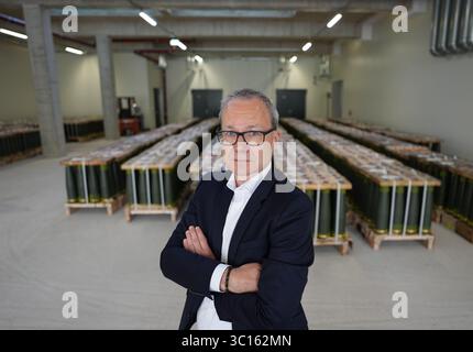 22 luglio 2025, bassa Sassonia, Unterlüß: Matthias Koll, CFO Rheinmetall Waffe und Munition, si trova di fronte a proiettili di artiglieria calibro 155 mm nella nuova fabbrica di munizioni LAP della compagnia di armamenti Rheinmetall. La visita alla compagnia degli armamenti fa parte del viaggio estivo del ministro dell'economia della bassa Sassonia. Foto: Marcus Brandt/dpa Foto Stock