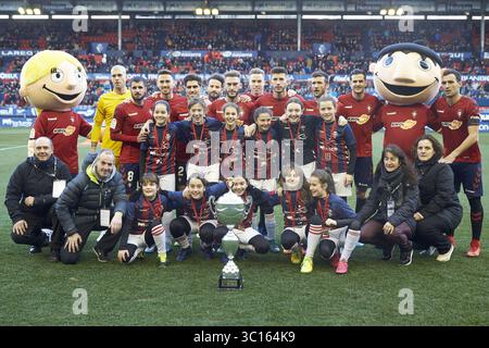 20 gennaio 2019 - Pamplona, Spagna - la squadra di San Miguel Doneztebe e la squadra titolare Osasuna sono in posa per una foto durante la Liga 123 spagnola, partita di calcio tra CA Osasuna e RCD Mallorca allo stadio Sadar di Pamplona (Navarra), Spagna. (Immagine di credito: © Fernando Pidal/SOPA Images via ZUMA Wire) Foto Stock