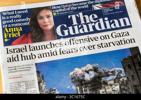 22 luglio 2025. Il titolo della prima pagina del Guardian legge che Israele lancia un'offensiva sul centro degli aiuti di Gaza tra i timori per la fame. Foto Stock
