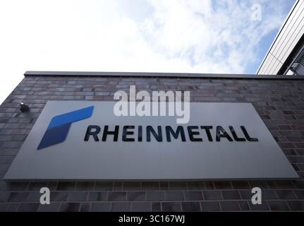 22 luglio 2025, bassa Sassonia, Unterlüß: Vista dell'ingresso principale della compagnia di armamenti Rheinmetall. Foto: Marcus Brandt/dpa Foto Stock