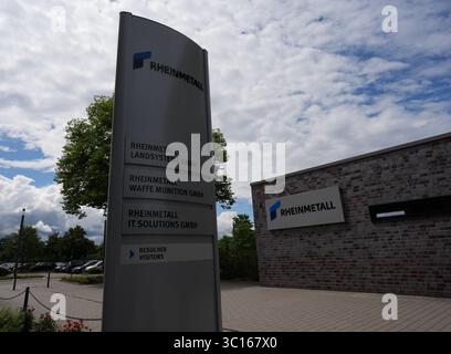 22 luglio 2025, bassa Sassonia, Unterlüß: Vista dell'ingresso principale della compagnia di armamenti Rheinmetall. Foto: Marcus Brandt/dpa Foto Stock