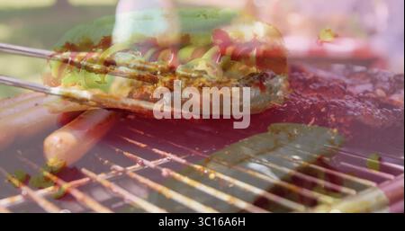 Panino hot dog alla griglia con formaggio, jalapeños sulla griglia nel cortile posteriore, salsicce e piatti di carne Foto Stock