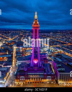 Immagine aerea di alta qualità della Blackpool Tower illuminata lungo la Promenade e il lungomare, Lancashire, Regno Unito. 20 luglio 2025. Foto Stock