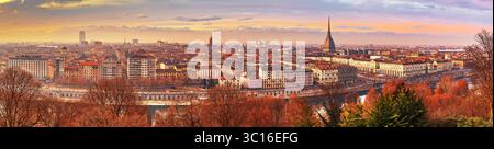 Torino, Piemonte, Italia skyline con la Mole Antonelliana al crepuscolo. Foto Stock