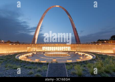 ST. LOUIS, MISSOURI - 25 AGOSTO 2018: Il Gateway Arch e il Centro visitatori nel Gateway Arch National Park all'alba. Foto Stock