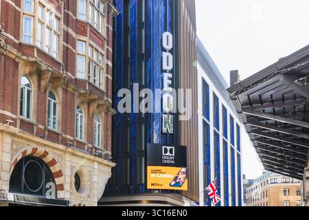 Facciata del cinema Odeon con cartellonistica bianca e affissioni digitali. Londra, Regno Unito, 2 giugno 2024 Foto Stock