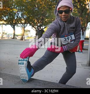 21 gennaio 2019 - Miami, Florida, Stati Uniti d'America - Petrona Malcolm, 69, si riscalda prima dell'inizio della 36a edizione annuale Dr. Martin Luther King Jr. 5K e fitness Walk, lunedì 21 gennaio 2019. Le temperature erano solo a metà degli anni '40 all'inizio della gara. I proventi dell'evento vanno a beneficio dei ragazzi e delle ragazze dei Miami-Dade Youth Explorers. (Immagine di credito: © Emily Michot/Miami Herald/TNS via ZUMA Wire) Foto Stock