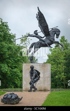 The Airborne Forces (para) Memorial di Charlie Langton e Mark Jackson al National Memorial Arboretum, Alrewas, Staffordshire, Inghilterra, Regno Unito. Foto Stock