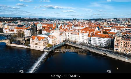 Vista aerea del fiume Moldava che riflette il vivace skyline e l'architettura storica della città Vecchia di Praga, Praga, Cechia. Foto Stock