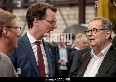 NRW-Ministerpräsident Hendrik Wüst besucht Niedax Group. Im Bild Nordrhein-Westfalens Ministerpräsident Hendrik Wüst collega mit dem CEO der Niedax-Group Bruno Reufels. Wüst besichtigte das Niedax-Tochterunternehmen Bandstahl-Service-Hagen und wurde dort von Reufels über die Rolle des Unternehmens beim Ausbau des Glasfasernetzes in Deutschland informiert. Hagen Nordrhein-Westfalen Deutschland *** il presidente del NRW Hendrik Wüst visita il gruppo Niedax nella foto Renania settentrionale-Westphalias il ministro presidente Hendrik Wüst a sinistra con l'amministratore delegato del gruppo Niedax Bruno Reufels Wüst visitato il Foto Stock