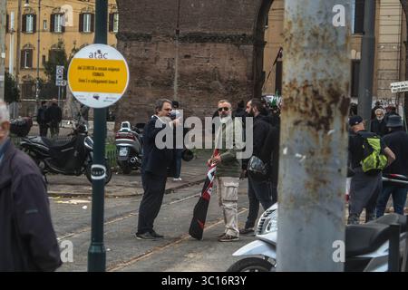27 ottobre 2018 - Roma, Italia - due diverse fazioni protestano in reazione all'omicidio della sedicenne Desirée Mariottini. L'omicidio è stato perpetrato in una casa di droga a San Lorenzo, un quartiere noto per l'illegalità e l'uso di droga. La manifestazione aveva due fronti rivali: Uno fascista (forza nuova) che incolpava gli immigrati per il declino di San Lorenzo e l’altra forza (A.N.P.I. “Associazione Nazionale Partigiani d’Italia”) che si rifiutava di politicizzare il crimine. (Immagine di credito: © Eleonora Sabet via ZUMA Wire) Foto Stock