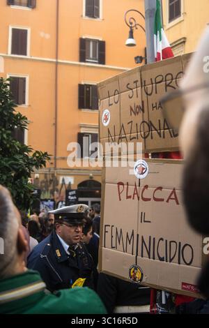 27 ottobre 2018 - Roma, Italia - due diverse fazioni protestano in reazione all'omicidio della sedicenne Desirée Mariottini. L'omicidio è stato perpetrato in una casa di droga a San Lorenzo, un quartiere noto per l'illegalità e l'uso di droga. La manifestazione aveva due fronti rivali: Uno fascista (forza nuova) che incolpava gli immigrati per il declino di San Lorenzo e l’altra forza (A.N.P.I. “Associazione Nazionale Partigiani d’Italia”) che si rifiutava di politicizzare il crimine. (Immagine di credito: © Eleonora Sabet via ZUMA Wire) Foto Stock